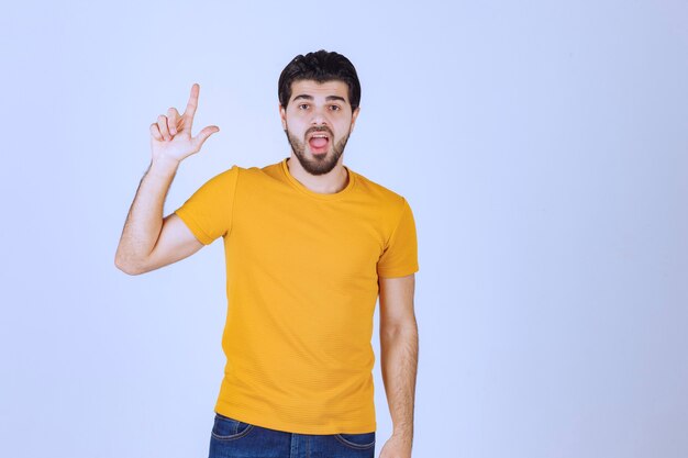 El hombre con camisa amarilla parece dudoso y pensando.