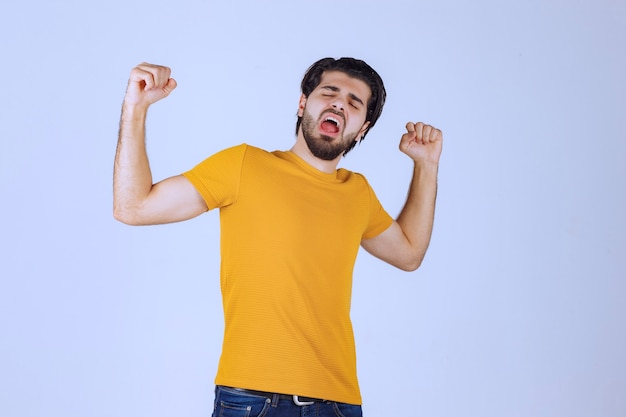 El hombre de camisa amarilla parece somnoliento