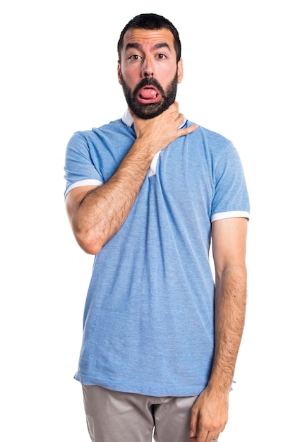 Hombre con camisa azul ahogándose