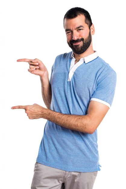 Hombre con camisa azul apuntando a la lateral