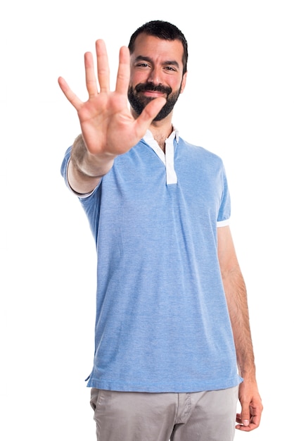 Hombre con camisa azul contando cinco