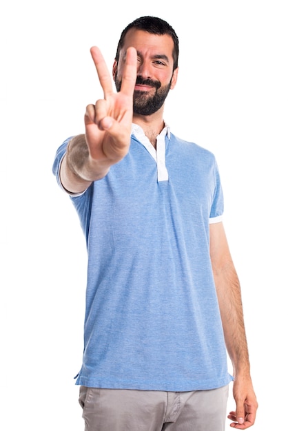 Foto gratuita hombre con camisa azul contando dos