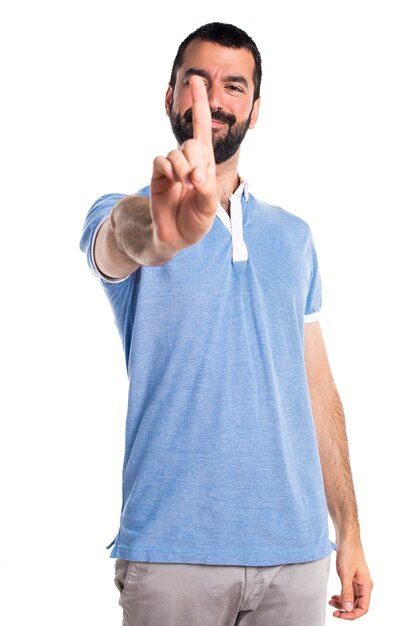 Hombre con camisa azul contando uno