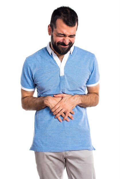 Hombre con camisa azul con dolor de estómago