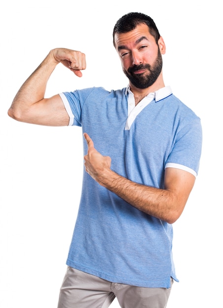 Hombre con camisa azul haciendo fuerte gesto