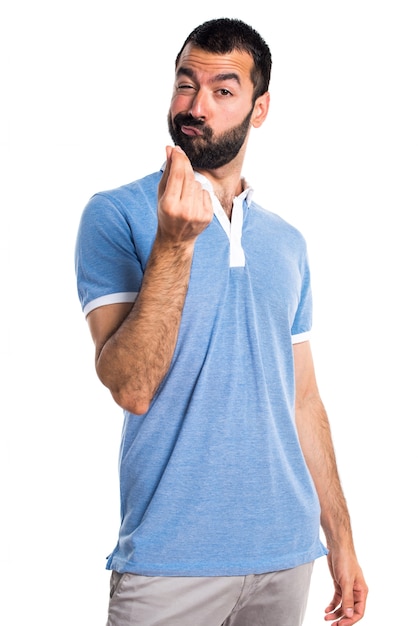 Foto gratuita hombre con camisa azul haciendo gesto de dinero