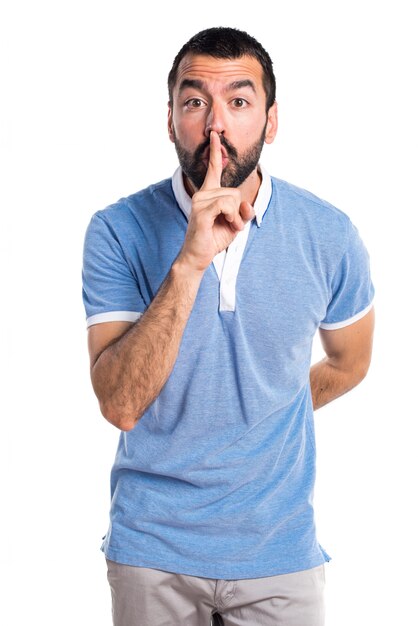 Hombre con camisa azul haciendo gesto de silencio