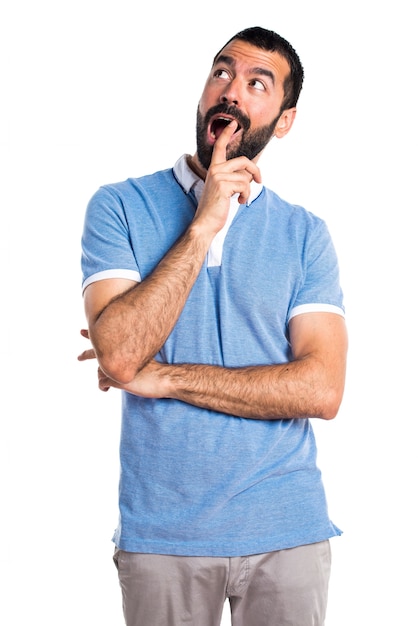 Foto gratuita hombre con camisa azul haciendo gesto de sorpresa