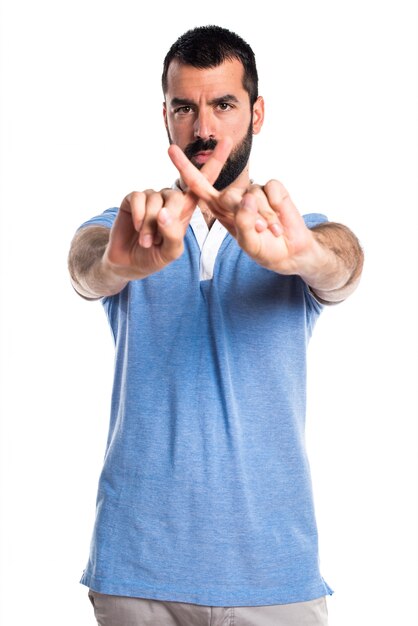 Hombre con camisa azul NO hacer gesto