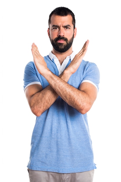 Hombre con camisa azul NO hacer gesto