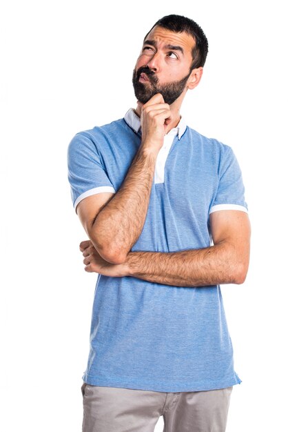 Hombre con camisa azul pensando