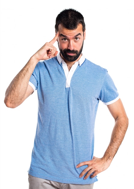 Foto gratuita hombre con camisa azul pensando