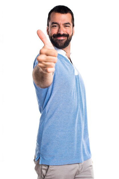 Hombre con la camisa azul con el pulgar para arriba