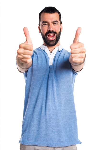 Hombre con la camisa azul con el pulgar para arriba