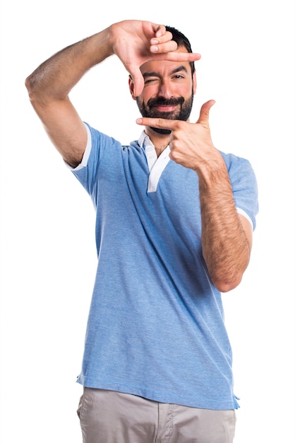 Hombre con la camisa azul que se centra con sus dedos