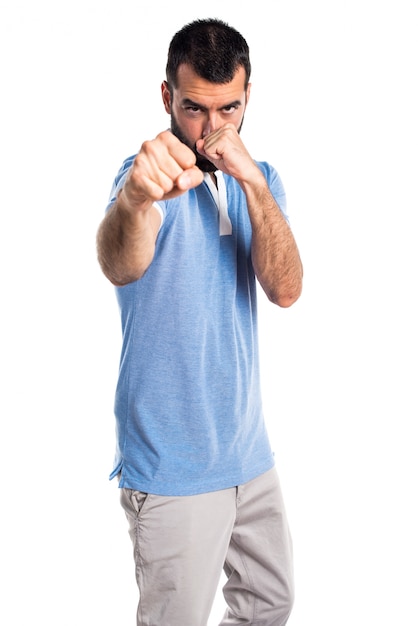 Hombre con la camisa azul que da un sacador