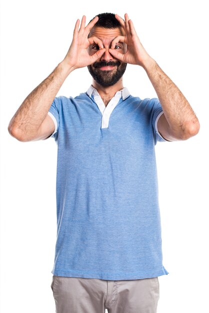 Hombre con la camisa azul que muestra algo