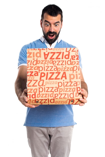 Foto gratuita hombre con la camisa azul que sostiene una caja de la pizza