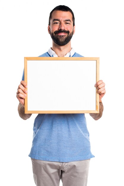 Hombre con la camisa azul que sostiene un cartel vacío