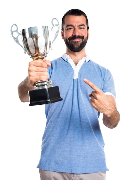 Foto gratuita hombre con la camisa azul que sostiene un trofeo