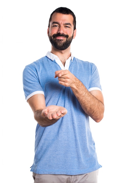 Hombre con camisa azul sosteniendo algo