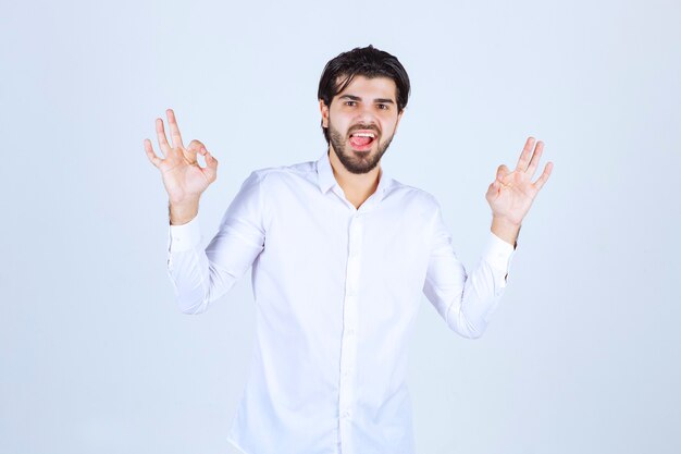 Hombre con una camisa blanca haciendo meditación