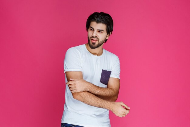 El hombre con camisa blanca parece confundido y perdido.