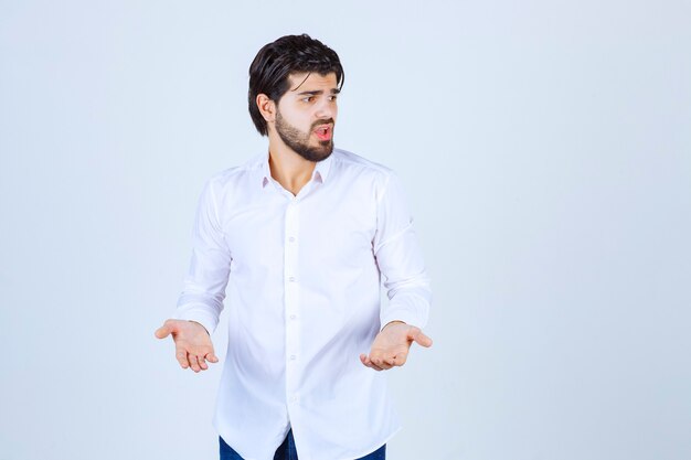 El hombre con una camisa blanca parece confundido y perdido