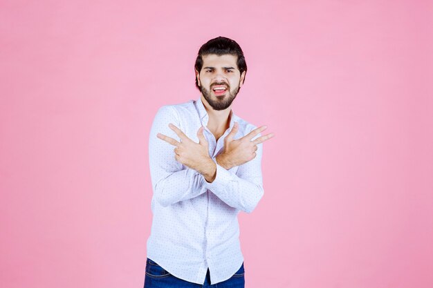 El hombre con una camisa blanca parece confundido y perdido.