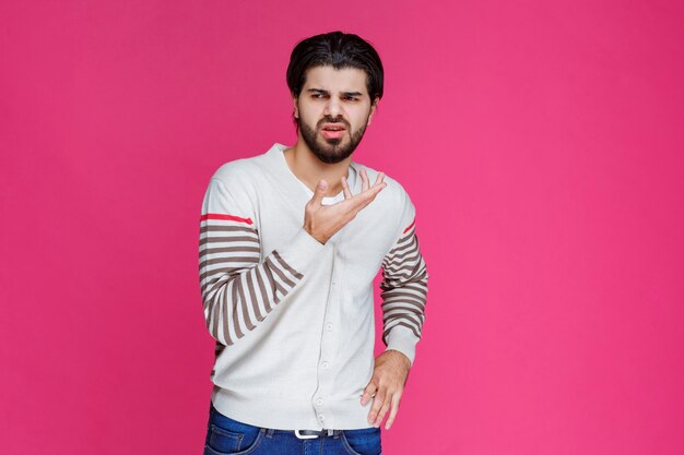 El hombre con camisa blanca parece inexperto y perdido.