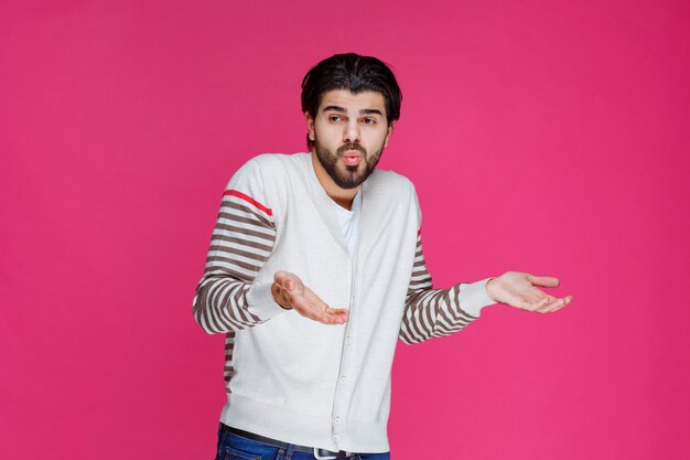 El hombre con camisa blanca parece inexperto y perdido.