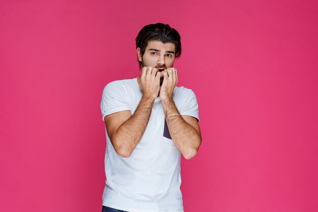 El hombre con camisa blanca parece que tiene frío.