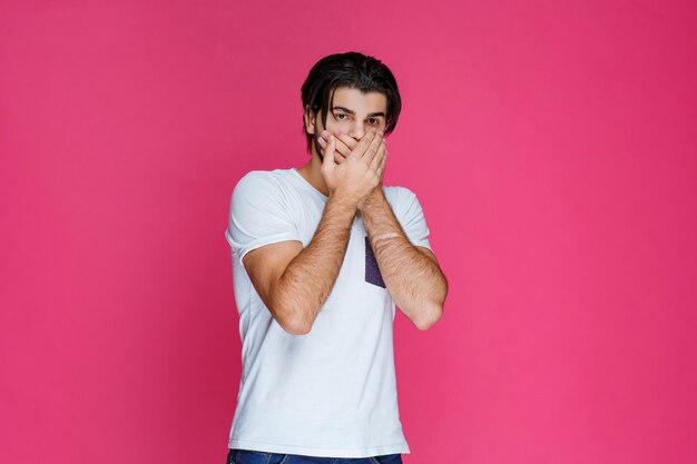 El hombre con camisa blanca parece que tiene frío.