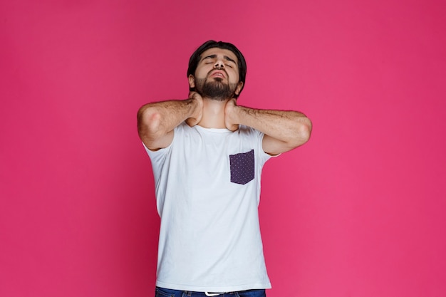 El hombre con camisa blanca parece triste y decepcionado.