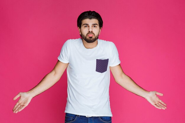 Hombre con camisa blanca que demuestra que no tiene idea sobre el tema.