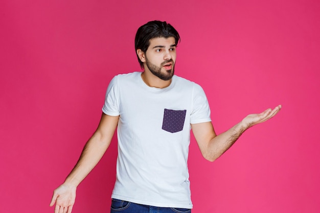 Hombre con camisa blanca que demuestra que no tiene idea sobre el tema.