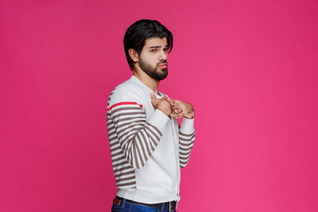 Hombre con camisa blanca que demuestra que no tiene idea sobre el tema.