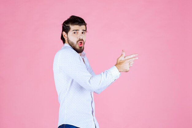 Hombre con una camisa blanca que muestra el lado derecho con emociones.