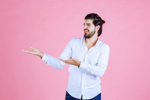 Hombre con una camisa blanca que muestra el lado izquierdo con emociones.