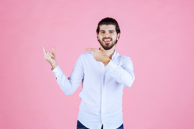 Hombre con una camisa blanca que muestra el lado izquierdo con emociones.