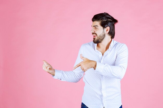 Hombre con una camisa blanca que muestra el lado izquierdo con emociones.