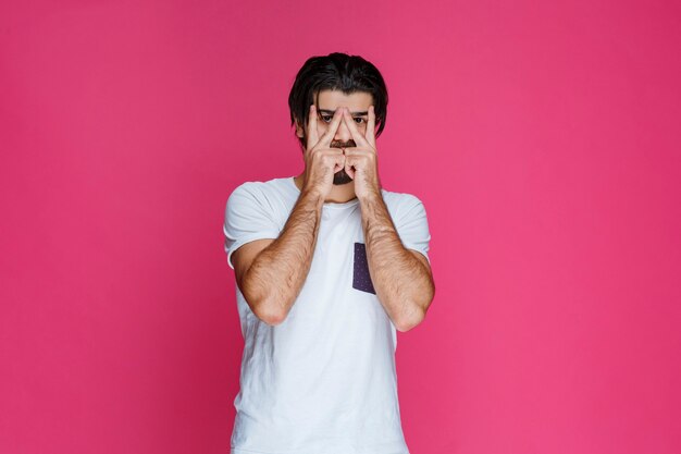 El hombre con camisa blanca se siente nervioso por algo.