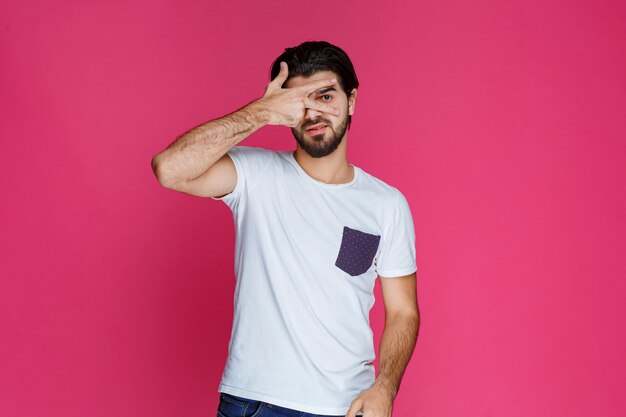 El hombre con camisa blanca se ve genial, encantador y amigable