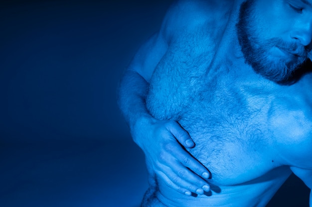 Hombre sin camisa caucásico que muestra conciencia sobre el cáncer de próstata