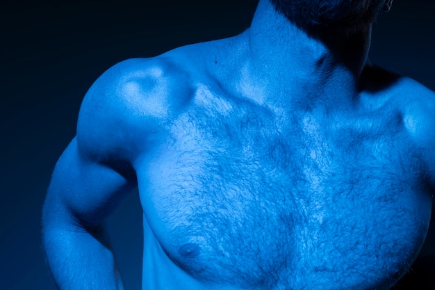 Hombre sin camisa caucásico en tonos azules