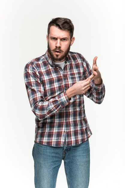 Hombre con una camisa a cuadros está buscando pouter con un objeto imaginario en sus manos. Sobre espacio en blanco