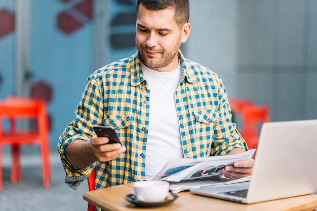 Foto gratuita hombre en camisa a cuadros con teléfono