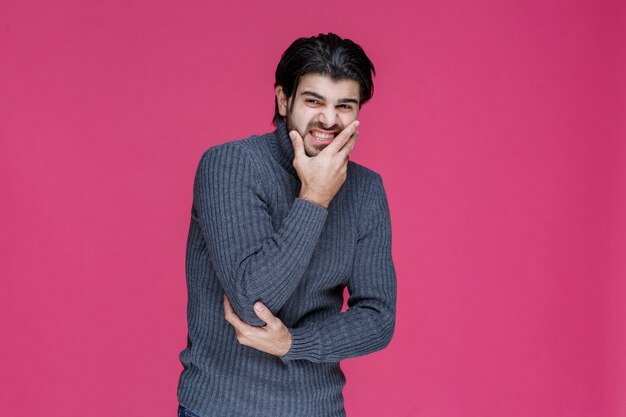 El hombre con camisa gris parece confundido y vacilante.