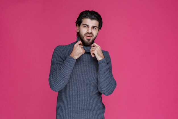 El hombre con camisa gris parece seguro de sí mismo.