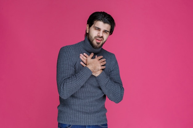 El hombre con camisa gris parece seguro de sí mismo.